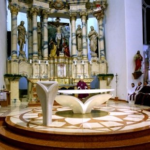 Altoriaus ir pulpito maketus sukūrė Arvydas Bumblys ir dizaineris Sigitas Danielius