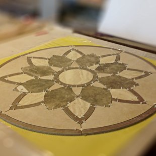 Rozetonas gamybos procese. Dekoratyvinis plytelių pjaustymas - inkrustavimas