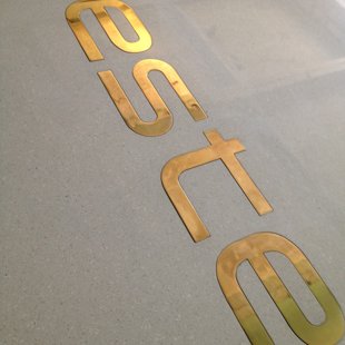 Dekoratyvimis plytelių ir žalvario pjaustymas - inkrustavimas