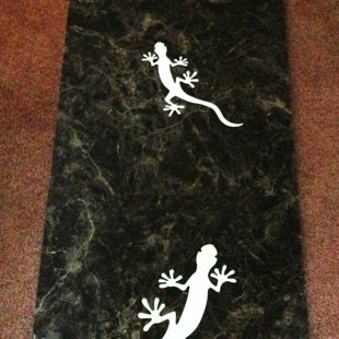 Dekoratyvinis plytelių pjaustymas - inkrustavimas. Autorė - Indrė Bumblytė