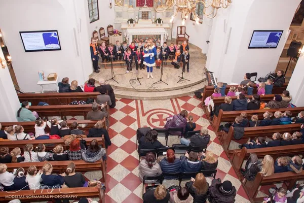 Grindų autorius - Arvydas Bumblys. Telšių Švč. Mergelės Marijos Ėmimo į dangų bažnyčia