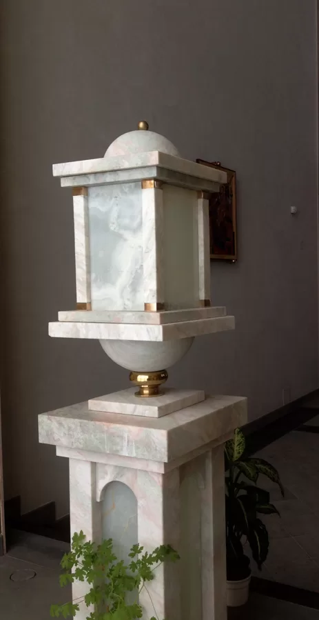 Tabernakulio autorius - Arvydas Bumblys. Šv. Pranciškaus Asyžiečio bažnyčia.